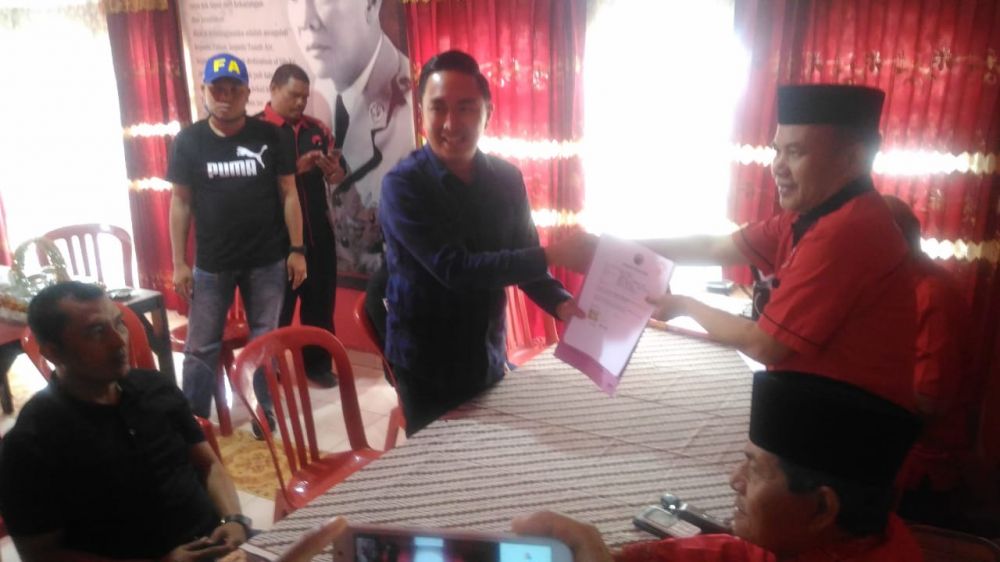 Fikar Azami saat Kembalikan Formulir Pendaftaran.

