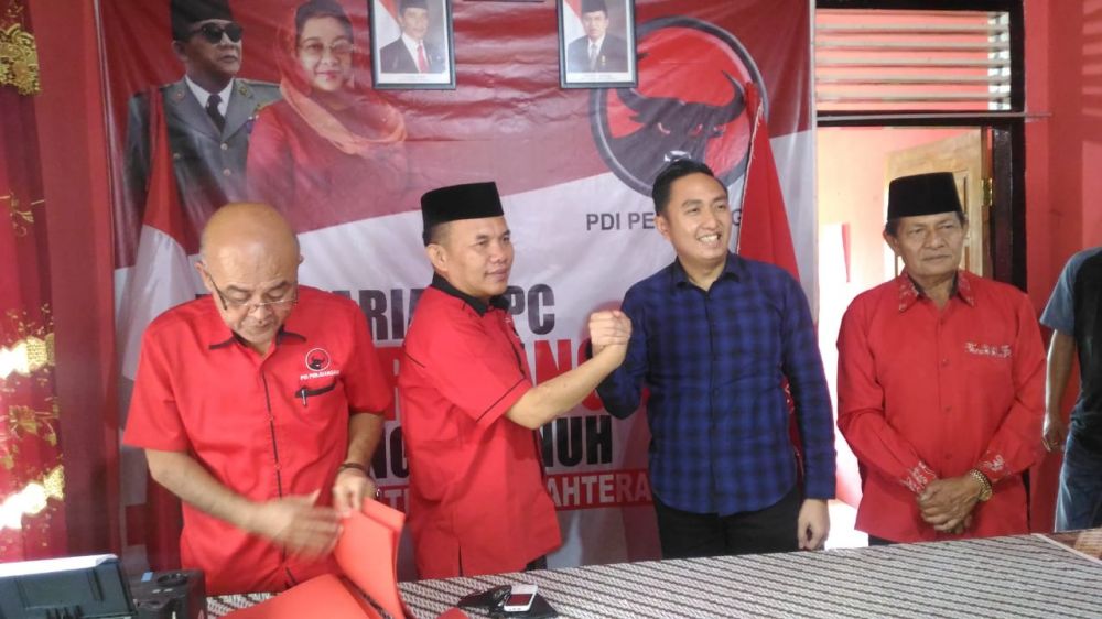 Mantan Ketua DPRD Sungai Penuh, Fikar Azami, pada Minggu (22/09) siang ini mendatangi kantor Dewan Pimpinan Cabang (DPC) Partai Demokrasi Indonesia Perjuangan (PDIP) Kota Sungai Penuh.