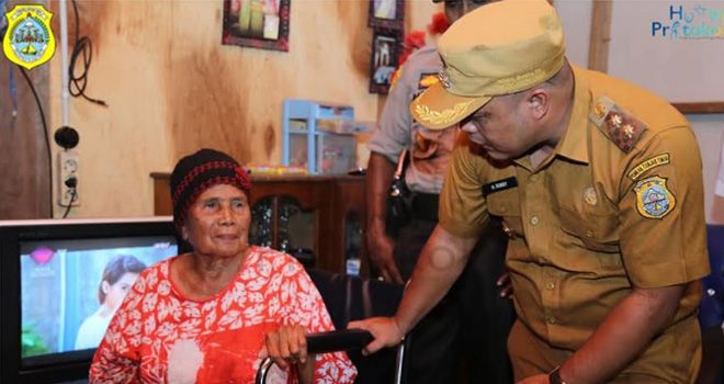 Wabup Robby Serahkan Bantuan Kursi Roda di Kecamatan Sadu.