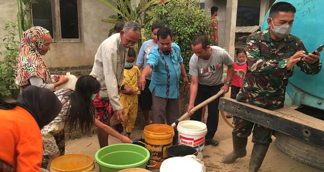 PDAM Tirta Muarojambi Salurkan Air Bersih Untuk warga Terdampak Karhutla.