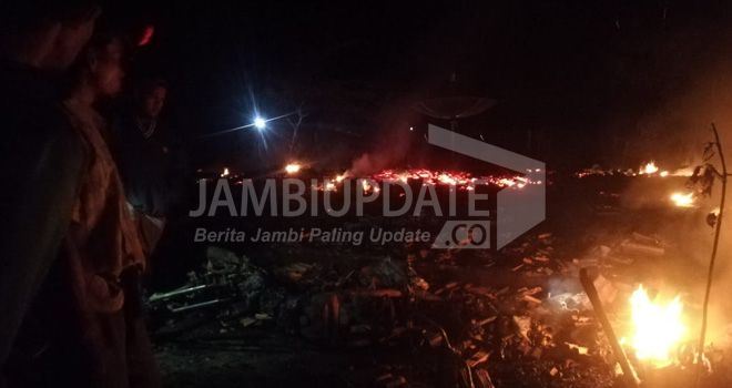 Kebakaran terjadi di Dusun Mekar Sari, Desa Mensango, Kecamatan Tabir Lintas pada Senin malam sekitar pukul 19.30 WIB.