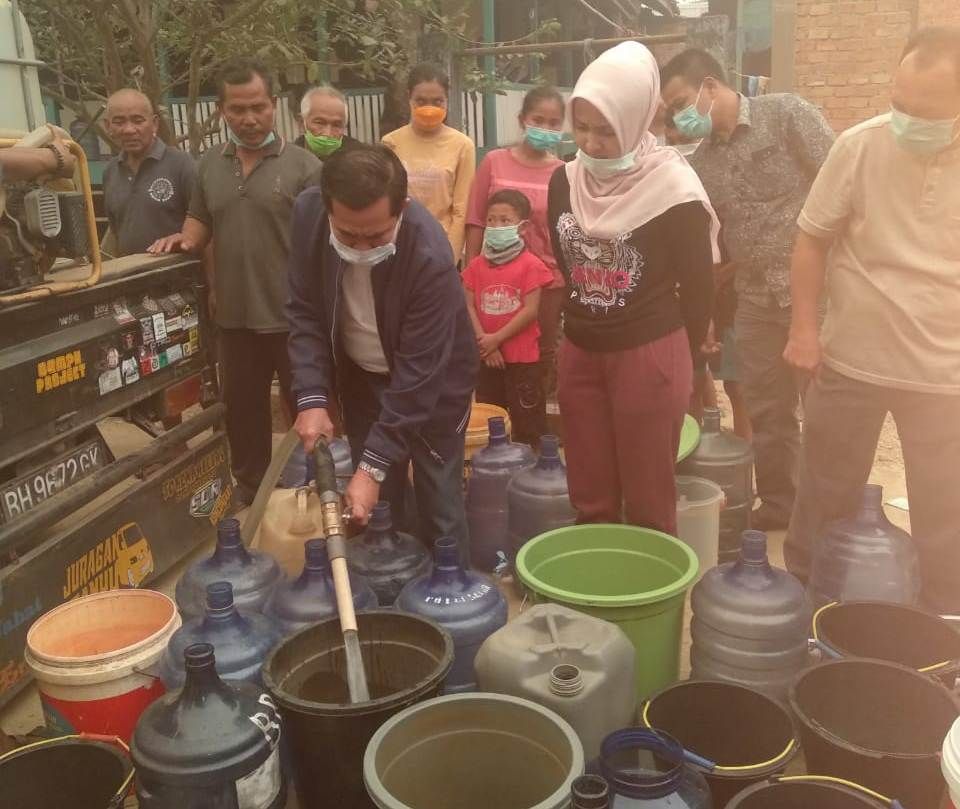 AJB dan Putrinya, Ezzaty saat bagi-bagi air bersih di Desa Puding Muaro Jambi
