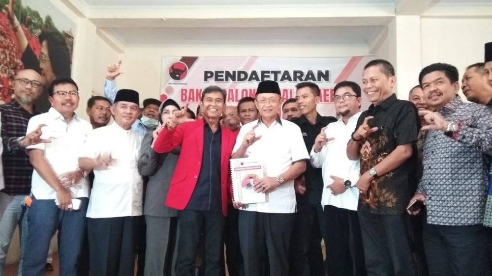 Bupati Sarolangun Cek Endra, Senin (23/9), mendatangi kantor DPD PDIP Provinsi Jambi dalam rangka pengembalian formulir pendaftaran.