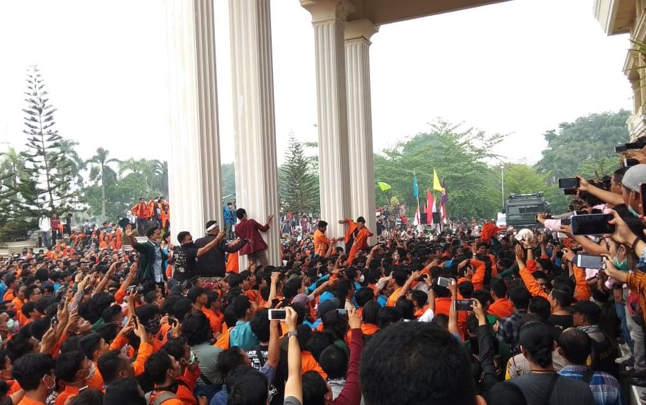 Aksi unjuk rasa ribuan mahasiswa yang tergabung dalam Aliansi Jambi Bergerak di gedung DPRD Provinsi Jambi, Selasa (24/9).