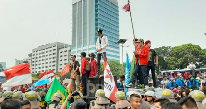 Demo mahasiswa di depan gedung DPR. 