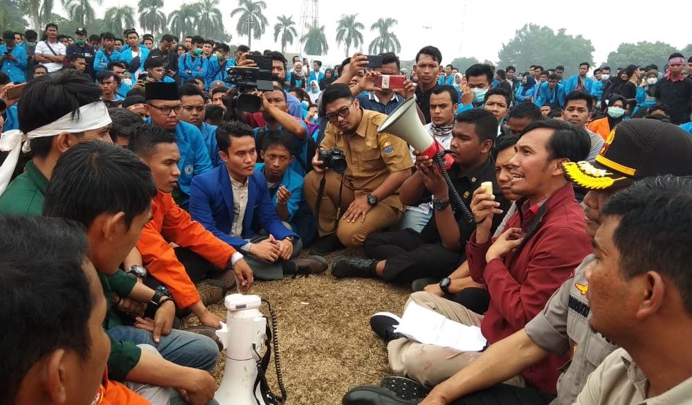 Edi Purwanto dan Rocky Candra saat menemui para mahasiswa di lapangan kantor Gubernur Selasa (24/9)