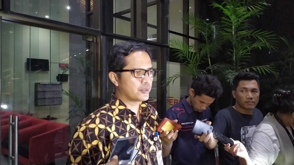 Juru bicara KPK Febri Diansyah memberikan keterangan terkait OTT yang melibatkan Direksi Perum Perindo, Senin (23/9).