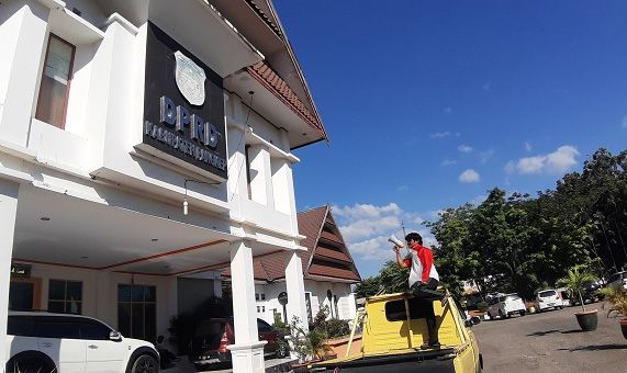 Mahasiswa Pangkep Demo Seorang Diri di Gedung DPRD.