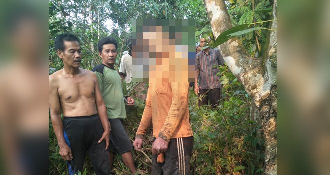 Harmain (46) warga dusun Tebat, Kecamatan Muko - muko Bathin VII ditemukan tewas tergantung pada pohon karet.