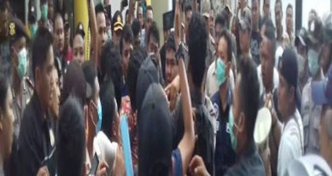 Mahasiswa Tanjungbalai membakar bas bekas di depan gedung DPRD Sumut, Selasa (24/9/2019).  