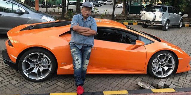 Hotman Paris dan Lamboghini miliknya 
