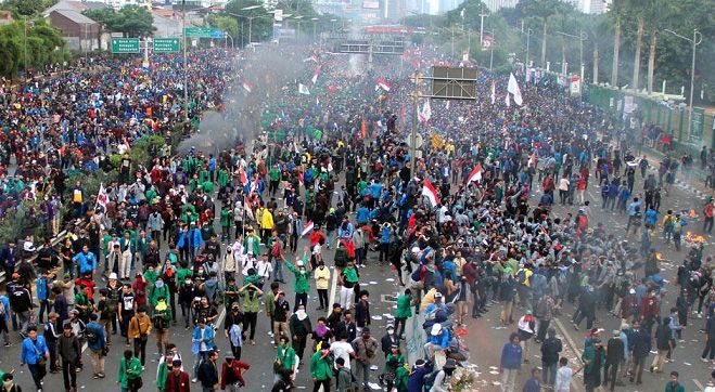 Sejumlah elemen Mahasiswa menghindari gas air mata serta water canon yang di semprotkan ke arah mereka di depan Gedung MPR, Senayan Jakarta, Selasa (24/9/2019). Demontrasi lanjutan ini dilakukan untuk memprotes DPR yang dianggap terburu-buru mengesahkan sejumlah RUU yang dinilai masih mentah dan tidak masuk akal dengan massa yang lebih banyak.