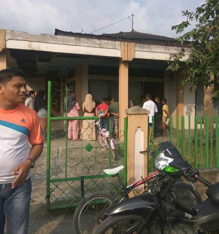 Terlihat rumah korban yang sudah ramai warga.