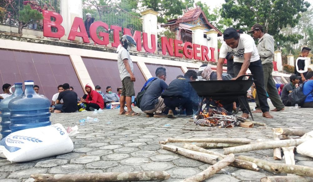 Aksi demonstrasi Massa di Halaman Kantor Bupati Merangin.