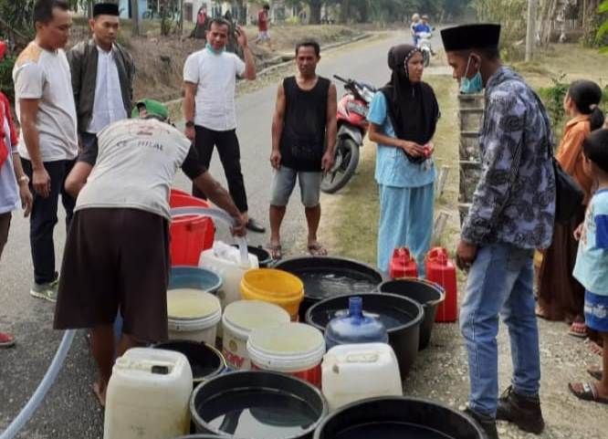 Warga Sarolangun mengantri untuk mendapatkan air bersih.