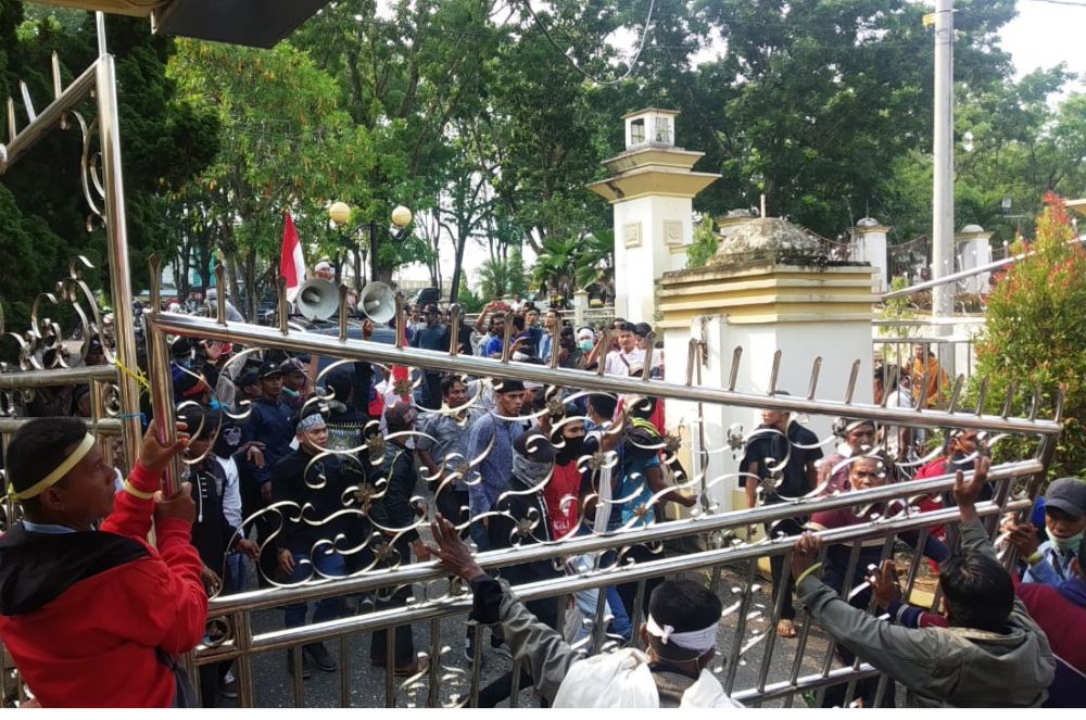 Ratusan masyarakat dari Desa Batang Kibul, Kecamatan Tabir Barat, Kabupaten Merangin mendatangi Kantor Bupati dalam rangka demonstrasi terkait konflik sosial tapal batas pada Rabu (25/09/2019).