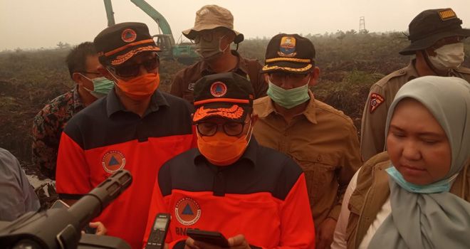 Gubernur Jambi saat meninjauh lahan yang terbakar di Kabupaten Muaro Jambi.