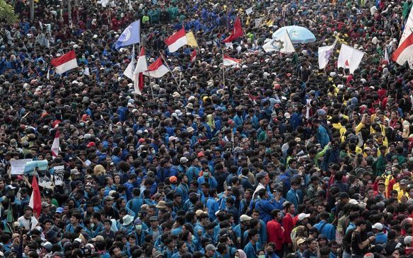 Sejumlah elemen Mahasiswa menghindari gas air mata serta water canon yang di semprotkan ke arah mereka di depan Gedung MPR, Senayan Jakarta, Selasa (24/9/2019). Demontrasi lanjutan ini dilakukan untuk memprotes DPR yang dianggap terburu-buru mengesahkan sejumlah RUU yang dinilai masih mentah dan tidak masuk akal dengan massa yang lebih banyak.