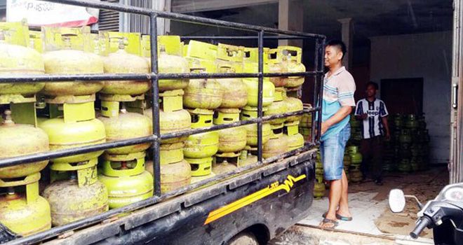 Agen Gas LPG saat sedang mendistribusikan gas ke pangkalan.
