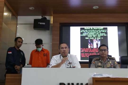 Direktorat Tindak Pidana Siber Badan Reserse Kriminal Polri, membeberkan kemampuan ABS, kemarin (27/9). Pelaku diduga telah meretas lama Kemendagri. ABS ternyata seorang heacker, yang yang telah meretas 600 situs baik di dalam dan luar negeri.