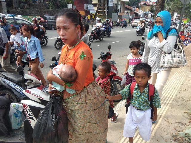 Para korban gempa Ambon mengungsi. 

