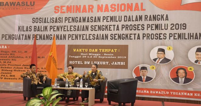 Ketua Bawaslu Provinsi Jambi, Asnawi menjadi memaparkan materi proses penanganan sengketa Pemilu 2019.