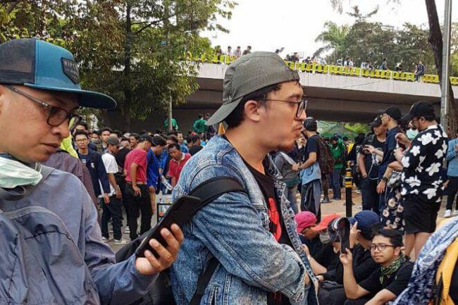 Foto dua anggota WP KPK beredar di dunia maya. Foto menunjukan keduanya berada di kerumunan massa demo menolak UU RKUHP, belum lama ini.
