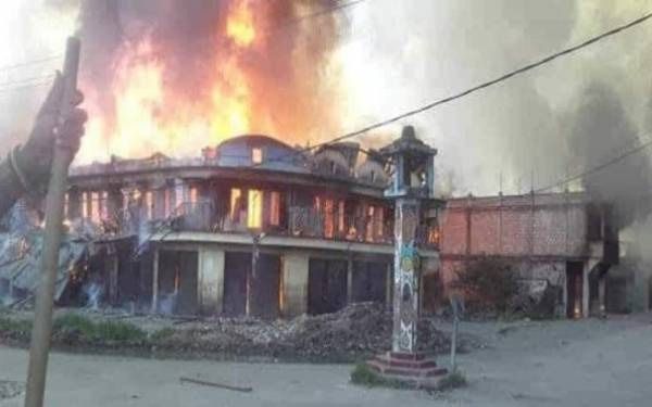 Aksi pembakaran yang diduga dilakukan para pendemo di Wamena, Senin (23/9). 
