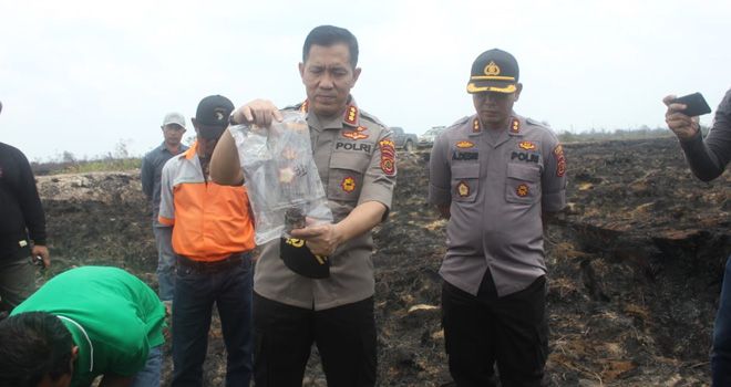 Dirkrimsus Polda Jambi, Kombes Pol Thein Tabero didampingi Kapolres Tanjabtim, AKBP Agus Desri Sandi saat berada di lokasi lahan yang terbakar milik PT. DSSP, Senin (30/9).