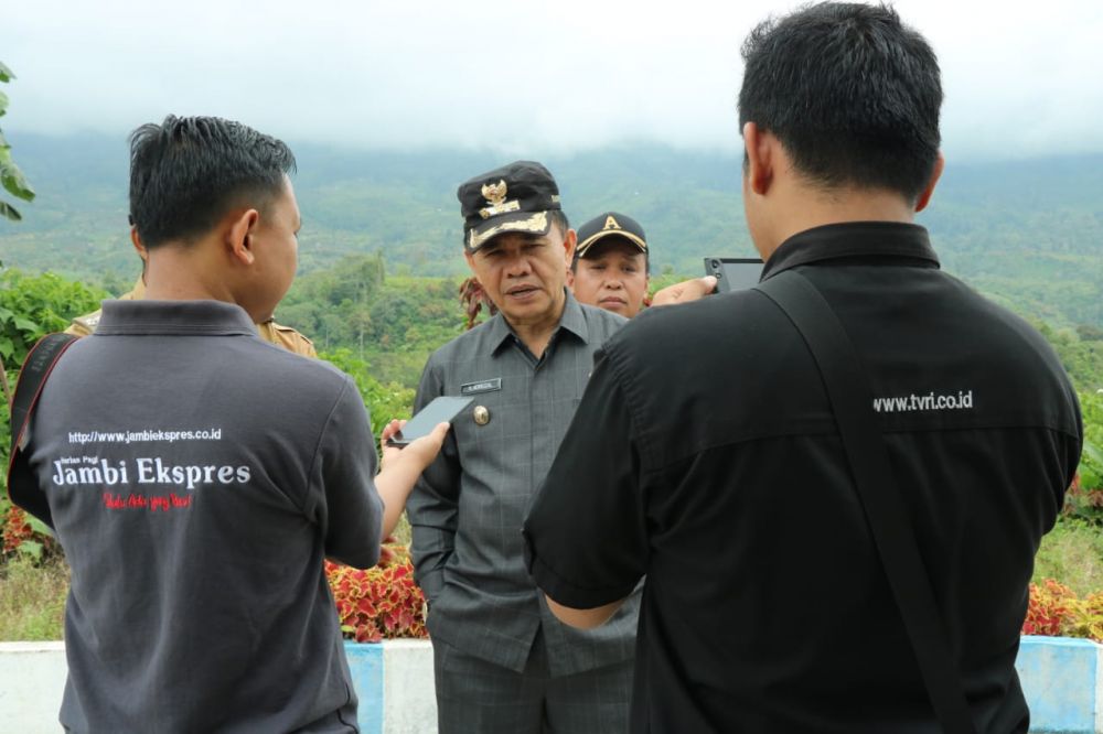 Bupati Kerinci, Adirozal saat diwawancarai oleh awak media.