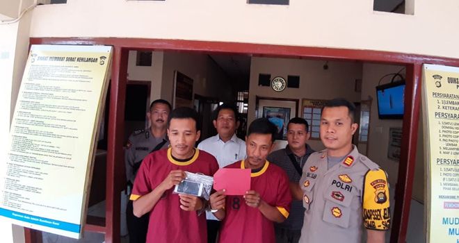 Dua tersangka spesialis jambret jalanan saat ini masih mendekam di sel Mapolsek Jelutung, menunggu sampai ada ketetapan hukuk yang jelas.


