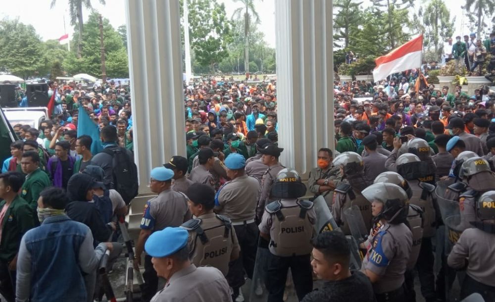 Aksi massa yang menamakan diri mahasiswa dan rakyat bergerak berlangsung ricuh (30/9).