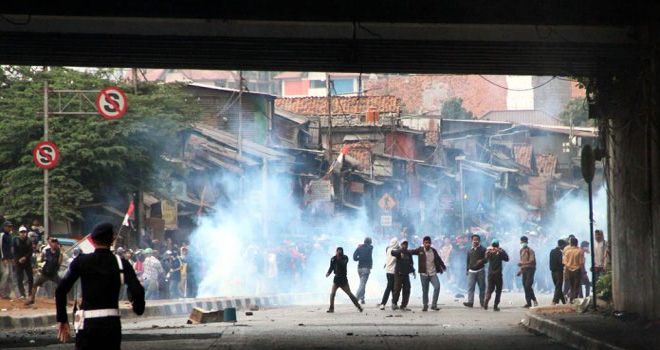 Sejumlah Pelajar melakukan aksi demo di Slipi Jakarta, Rabu (25/9/2019). Polisi akan mendalami pesan berantai berisi ajakan demo di depan Gedung DPR yang beredar di kalangan pelajar. Pesan berantai ini menjadi alasan massa pelajar untuk berbondong-bondong mendatangi Gedung DPR. Hal ini diketahui setelah polisi menginterogasi massa pelajar yang datang ke Gedung DPR dari sejumlah daerah, seperti Tangerang, Karawang, Bekasi, dan Bogor.