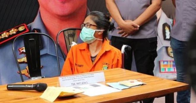 HNY alias Lea yang ditangkap Direktorat Reserse Narkoba (Ditresnarkoba) Polda Metro Jaya, ternyata bukan putri kandung Sri Bintang Pamungkas.