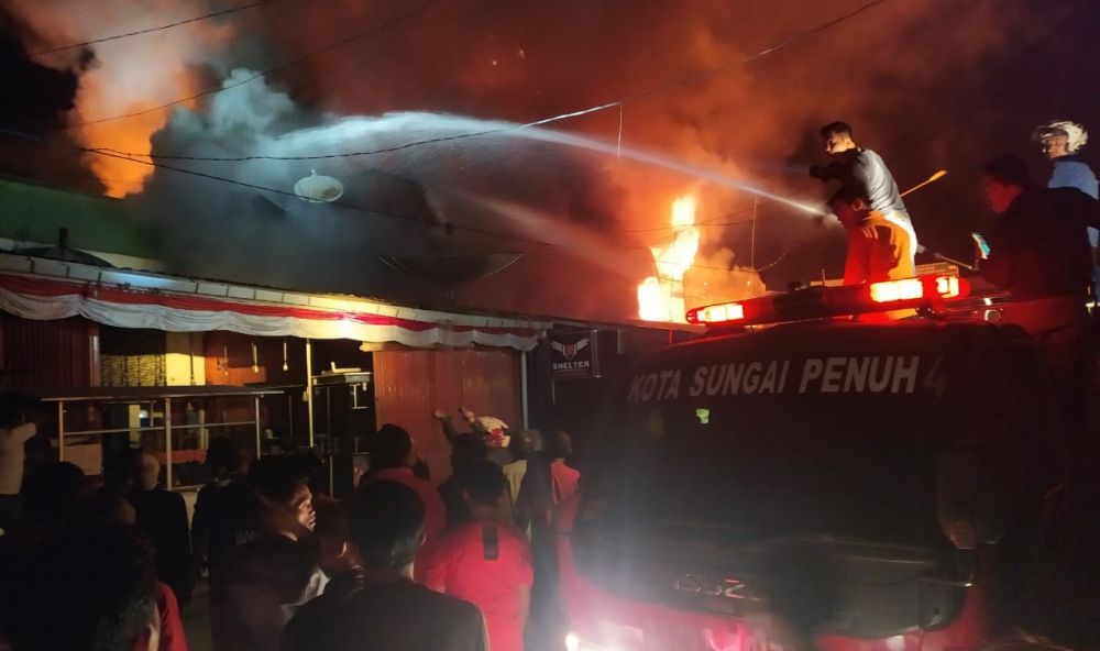 Pemadaman yant Terus Dilakukan oleh petugas dan masyarakat setempat.