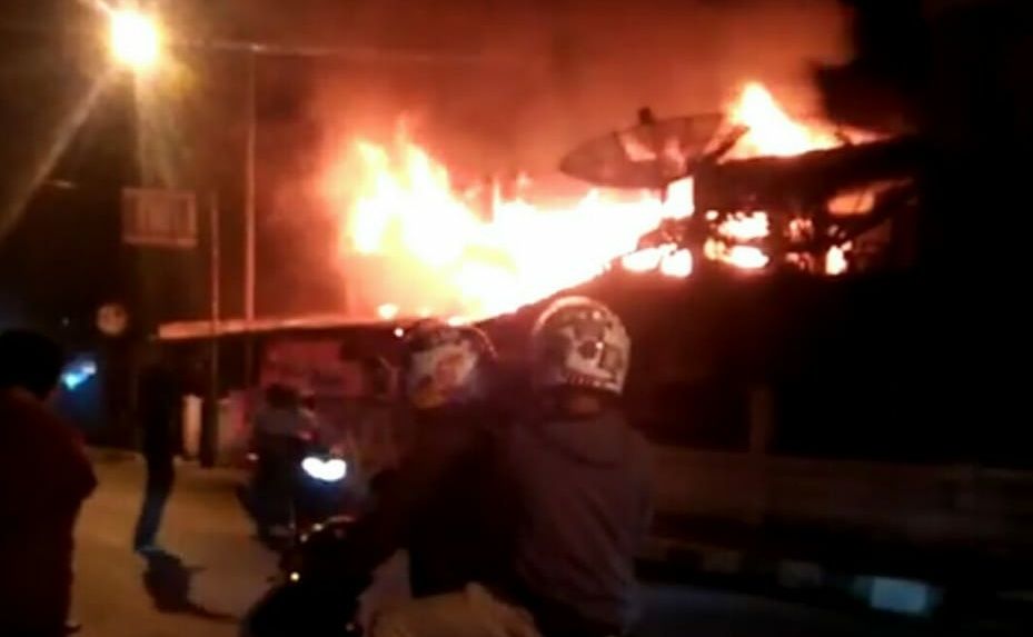 Rumah Makan di Simpang Raya Sungai Penuh Terbakar.