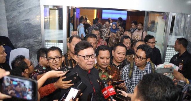 Mendagri Tjahjo Kumolo didampingi Kapuspen Kemendagri Bahtiar menanggapi pertanyaan wartawan belum lama inI.