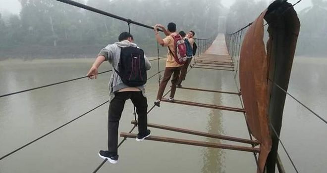 Walaupun kondisi jembatan sangat memprihatikna, tetapi warga tetap melintasi jembatan rusak hendak pergi ke sekolah karena tidak ada alternative.

