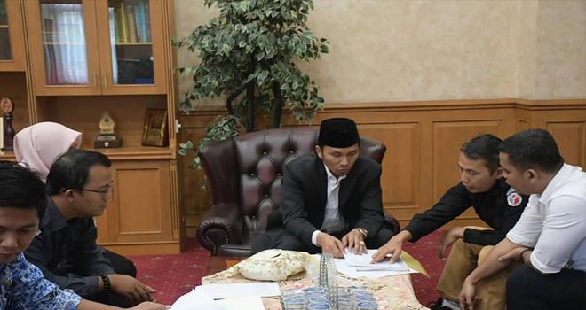 Ketua Bawaslu Provinsi Jambi, Asnawi berdiskusi dengan Ketua DPRD Provinsi Jambi Edi Purwanto terkiat anggaran pengawasan Pilgub.  