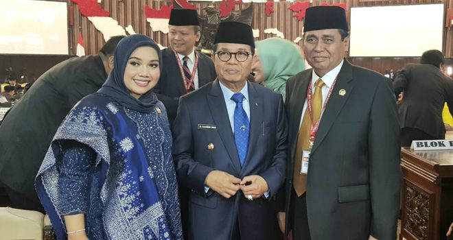 Fachrori diapit Ria Mayang Sari dan HBA.