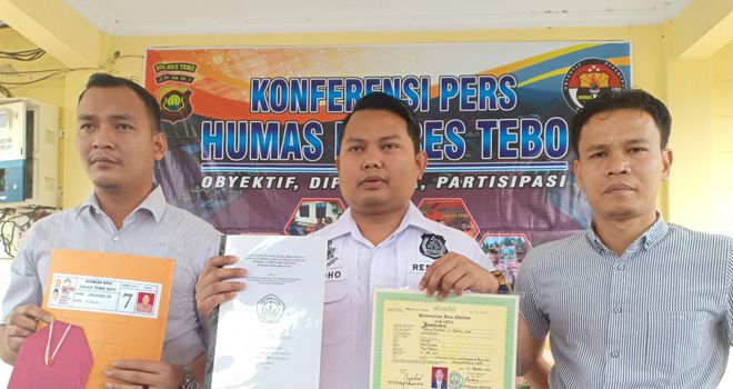 Petugas menunjukkan Ijazah palsu yang digunakan Jumawarzi untuk berbagai keperluan seperti pembuatan SIM, KTP, KK bahkan saat mendaftar di KPU pada Pemilu 2019 lalu.

