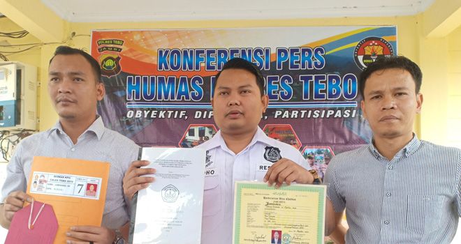Petugas menunjukkan Ijazah palsu yang digunakan Jumawarzi untuk berbagai keperluan seperti pembuatan SIM, KTP, KK bahkan saat mendaftar di KPU pada Pemilu 2019 lalu.

