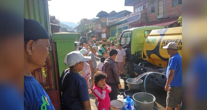 Petugas dari PDAM Tirta Khayangan Sungai Penuh, saat menyuplai air bersih dengan menggunakan mobil tangki ke rumah-rumah masyarakat.
