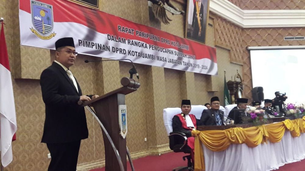 Ketua DPRD Kota Jambi Putra Abshor Hasibuan meberikan kata sambutan usai dilantik di DPRD Kota Jambi Kamis (3/10).