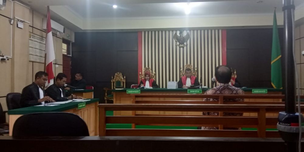 Terdakwa Asiang saat mendengarkan dakwaan JPU