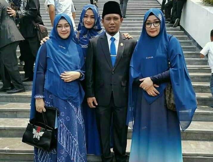 Lora Fadil berpose bersama tiga istrinya.