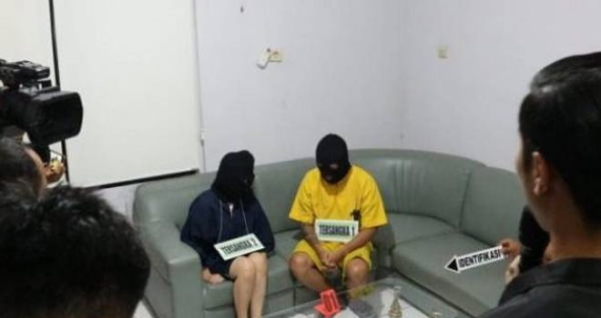 Prarekonstruksi percobaan pembunuhan berencana oleh dua pasangan selingkuh yang digelar di Polsek Kelapa Gading,