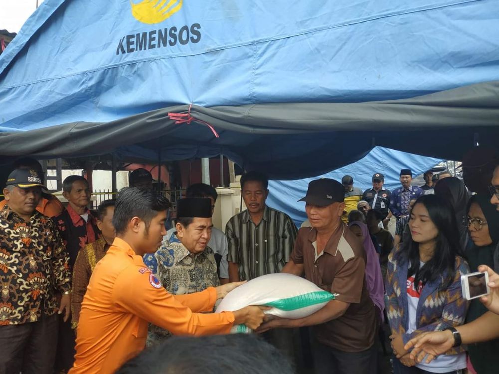 Wako AJB Serahkan Bantuan Korban Kebakaran Pondok Tinggi.

