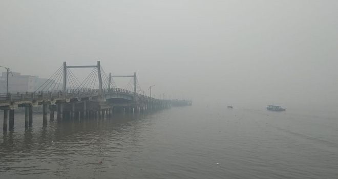 Kota Kualatungkal Tanjabbar, Kamis (3/10) kemarin, kemabli diselmuti kabut. 
