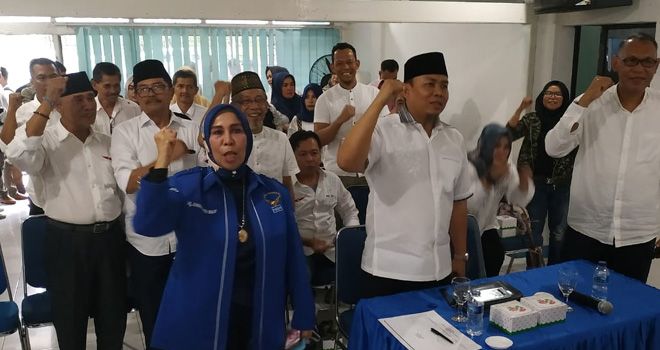 Tim penanganan kompak menyanyikan mars partai Demokrat.